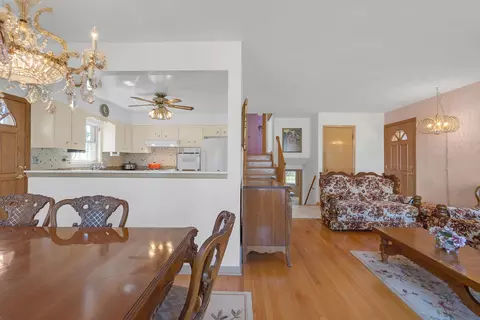 2054 Birch St, Des Plaines, IL 60018 photo 9