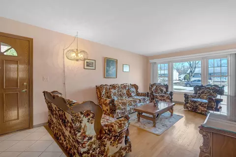 2054 Birch St, Des Plaines, IL 60018 photo 5