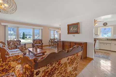 2054 Birch St, Des Plaines, IL 60018 photo 6