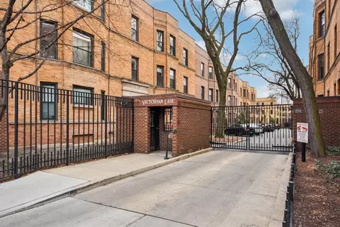 744 W California Ter #1, Chicago, IL 60657