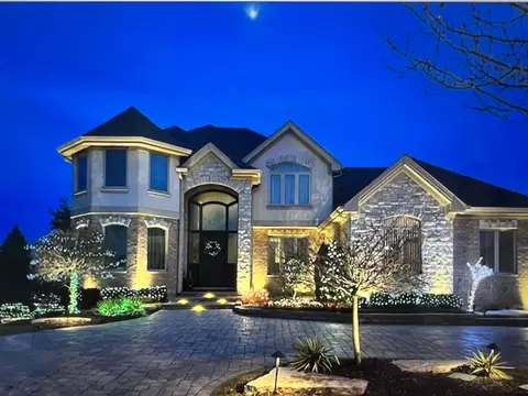 525 Senon Dr, Lemont, IL 60439