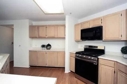 Kitchen - 1652 Cayman Ct #1, Bartlett, IL 60103 photo 2 of 4