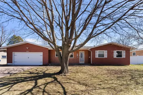 2913 Avalon Dr, Bettendorf, IA 52722