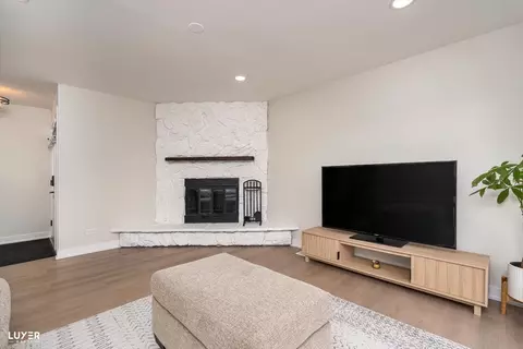 Living - 600 Baxter Ln, Hoffman Estates, IL 60169 photo 3 of 6