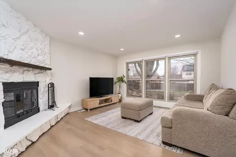 Living - 600 Baxter Ln, Hoffman Estates, IL 60169 photo 1 of 6
