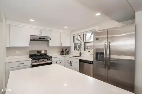 Kitchen - 600 Baxter Ln, Hoffman Estates, IL 60169 photo 1 of 1