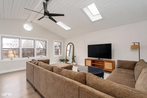 Living - 600 Baxter Ln, Hoffman Estates, IL 60169 photo 4 of 6