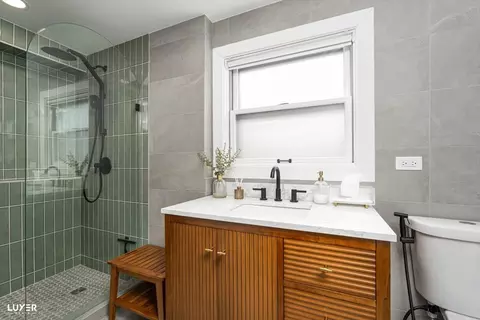 Bath - 600 Baxter Ln, Hoffman Estates, IL 60169 photo 1 of 2