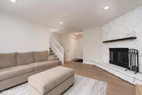 Living - 600 Baxter Ln, Hoffman Estates, IL 60169 photo 2 of 6