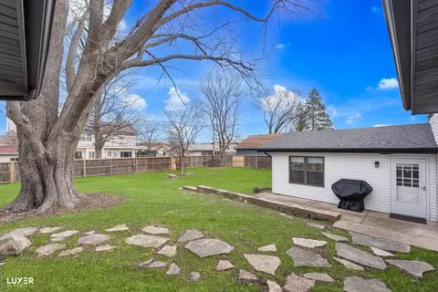 Exterior - 600 Baxter Ln, Hoffman Estates, IL 60169 photo 3 of 3