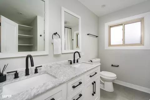 Bath - 600 Baxter Ln, Hoffman Estates, IL 60169 photo 2 of 2