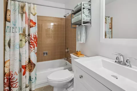 Bath - 100 Longford Dr, Elgin, IL 60120 photo 3 of 3