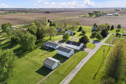 409 233rd St, Aledo, IL 61231