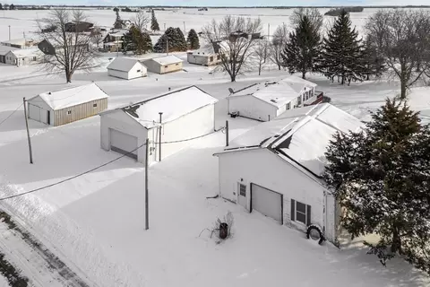 409 233rd St, Aledo, IL 61231