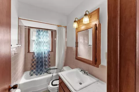 Bath - 1921 33rd St, Moline, IL 61265 photo 1 of 2
