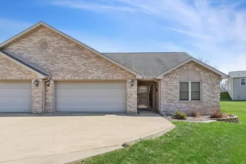 921 10th St #0, Dewitt, IA 52742