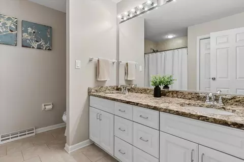 Bath - 535 Apache Dr, Batavia, IL 60510 photo 3 of 3
