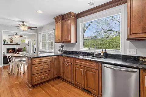 Kitchen - 535 Apache Dr, Batavia, IL 60510 photo 2 of 3