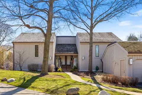 97 W Thornhill Ln #A, Lake Barrington, IL 60010
