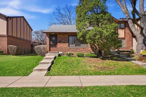 1 S300 Stratford Ln, Villa Park, IL 60181