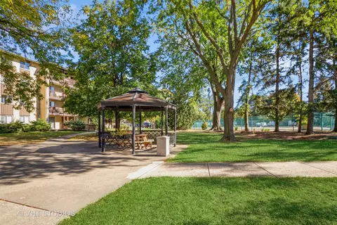 Exterior - 640 Murray Ln #111, Des Plaines, IL 60016 photo 3 of 4