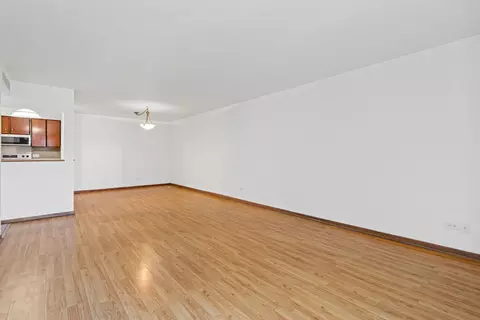 Living - 640 Murray Ln #111, Des Plaines, IL 60016 photo 2 of 3
