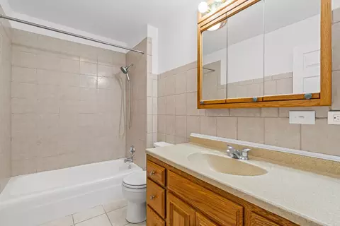 Bath - 640 Murray Ln #111, Des Plaines, IL 60016 photo 1 of 1