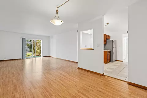 Living - 640 Murray Ln #111, Des Plaines, IL 60016 photo 3 of 3