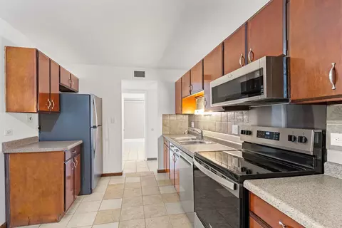 Kitchen - 640 Murray Ln #111, Des Plaines, IL 60016 photo 2 of 2