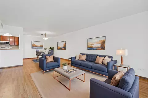Living - 640 Murray Ln #111, Des Plaines, IL 60016 photo 1 of 3
