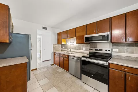 Kitchen - 640 Murray Ln #111, Des Plaines, IL 60016 photo 1 of 2