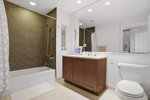 Bath - 60 E Monroe St #4504, Chicago, IL 60603 photo 3 of 3