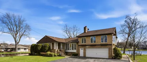 8622 Bayport Ln, Cary, IL 60013