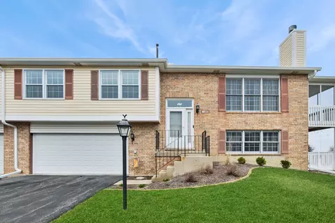 10121 Cambridge Ct #G, Mokena, IL 60448