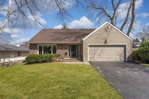 121 N Glendale Ave, Barrington, IL 60010