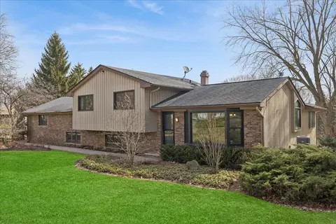 220 N Shannon Dr, Woodstock, IL 60098