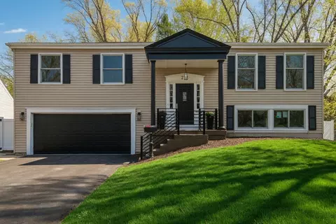 212 S River Rd, Naperville, IL 60540