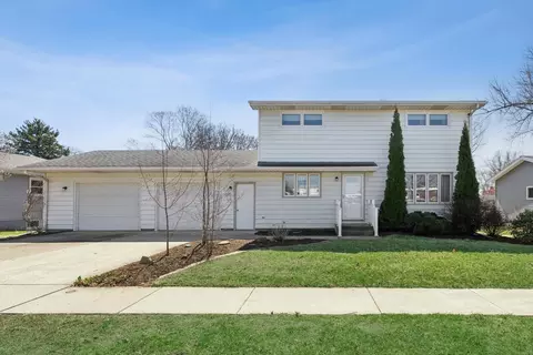 1127 15th St, Dewitt, IA 52742