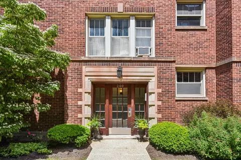 240 S Maple Ave #2W, Oak Park, IL 60302