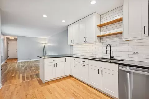 Kitchen - 2 Croydon On Duxbury St, Rolling Meadows, IL 60008 photo 4 of 4