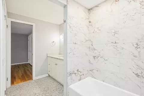 Bath - 2 Croydon On Duxbury St, Rolling Meadows, IL 60008 photo 3 of 3