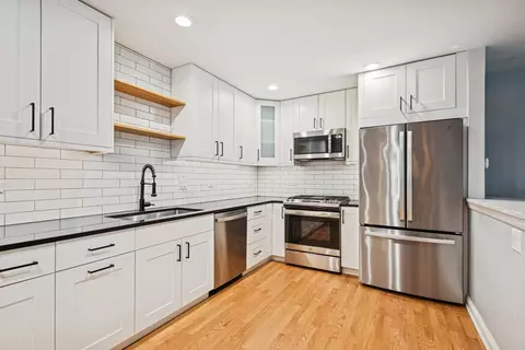 Kitchen - 2 Croydon On Duxbury St, Rolling Meadows, IL 60008 photo 3 of 4