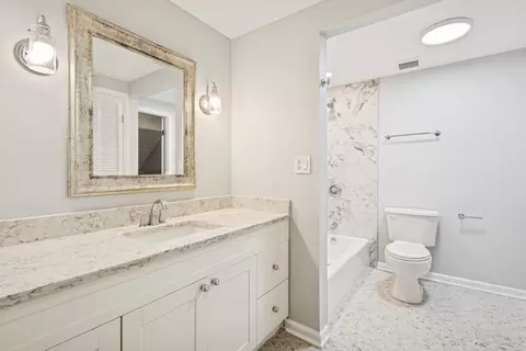 Bath - 2 Croydon On Duxbury St, Rolling Meadows, IL 60008 photo 2 of 3