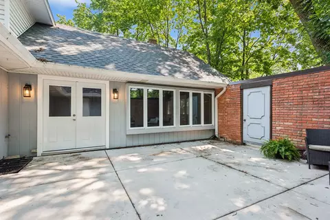 Exterior - 2 Croydon On Duxbury St, Rolling Meadows, IL 60008 photo 1 of 3