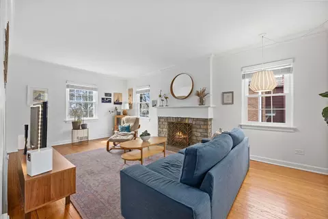 Living - 514 Uvedale Rd, Riverside, IL 60546 photo 2 of 5