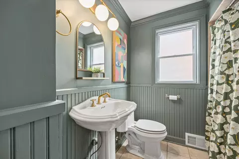 Bath - 514 Uvedale Rd, Riverside, IL 60546 photo 1 of 2