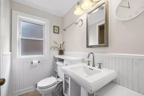 Bath - 514 Uvedale Rd, Riverside, IL 60546 photo 2 of 2