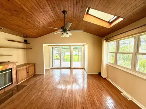 Living - 3315 S Riverdale Rd, Mchenry, IL 60051 photo 4 of 5