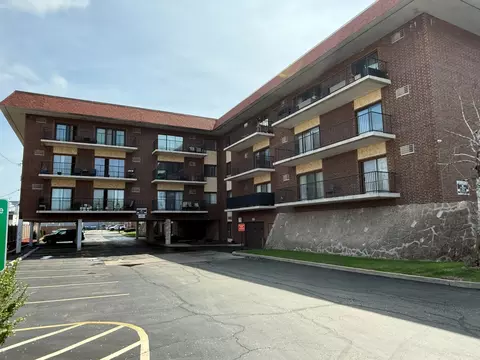 9520 Mayfield Ave #212, Oak Lawn, IL 60453