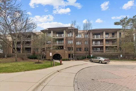 9200 N East Prairie Rd #203, Evanston, IL 60203